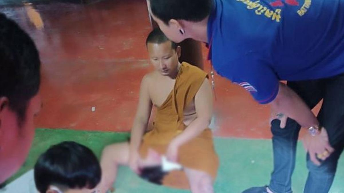 27 yaşındaki Budist rahip, herkesin önünde eline aldığı makasla cinsel organını kesti
