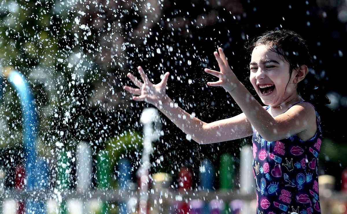 35 derece sıcakta bunalan çocuklar soluğu Su Oyunları Parkı'nda aldı