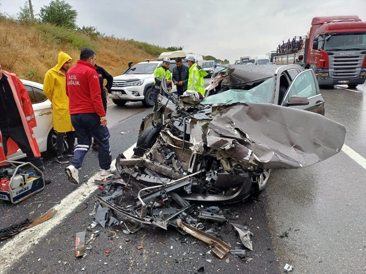 Anadolu Otoyolu'nda 2 otomobil ve tırın karıştığı kazada 4 kişi yaralandı