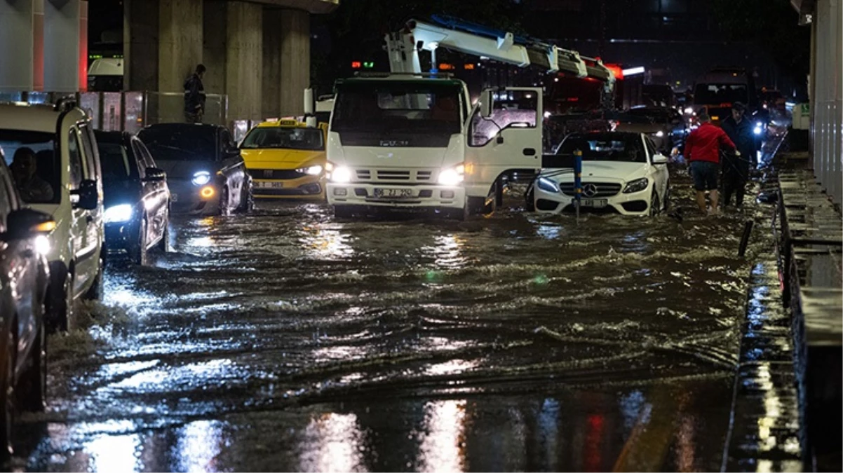Ankara felaketi yaşadı! Ev ve iş yerlerini su bastı, sokaklar göle döndü