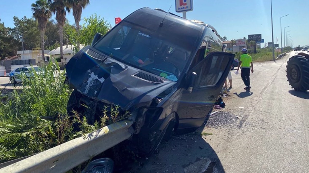 Antalya'da dehşete düşüren kaza: Ok gibi saplanan bariyer minibüsün içinden geçti