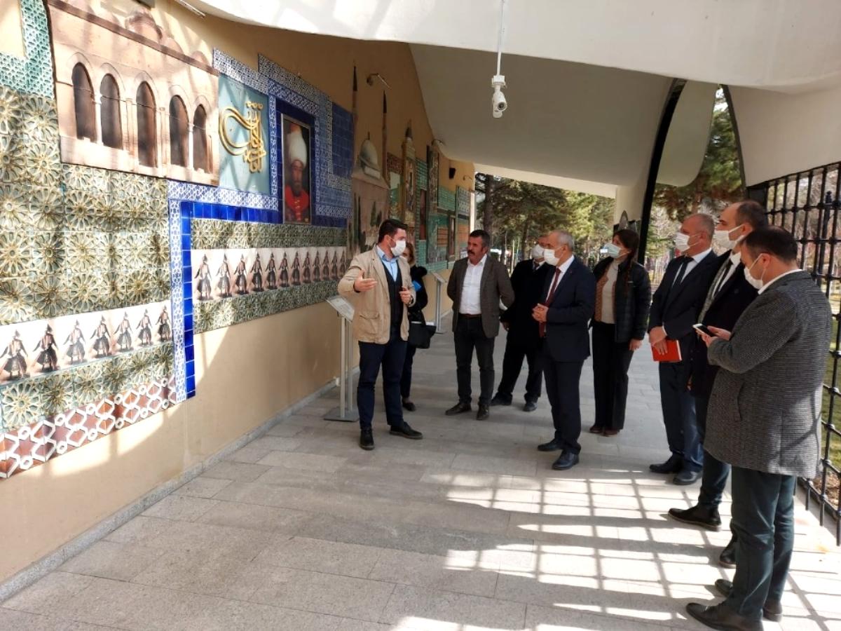 Başkan Aydın, Yaşayan Şehir Müzesi ve Osmanlı Padişahları Tarih Şeridi'ni ziyaret etti