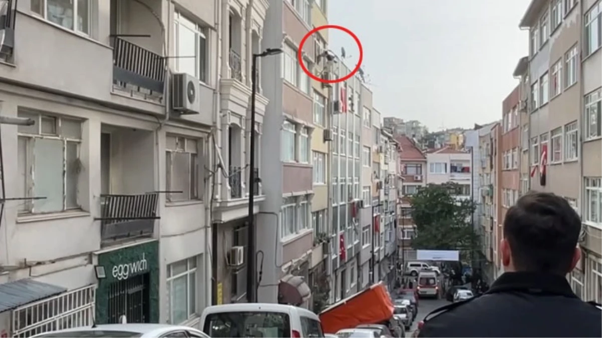 Beşiktaş'ta sinir krizi geçiren kişi evinden eşya atarak 3 araca zarar verdi