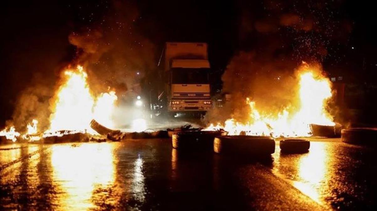 Brezilya'da seçimi kaybeden Bolsonaro destekçileri, otoyolu yangın yerine çevirdi