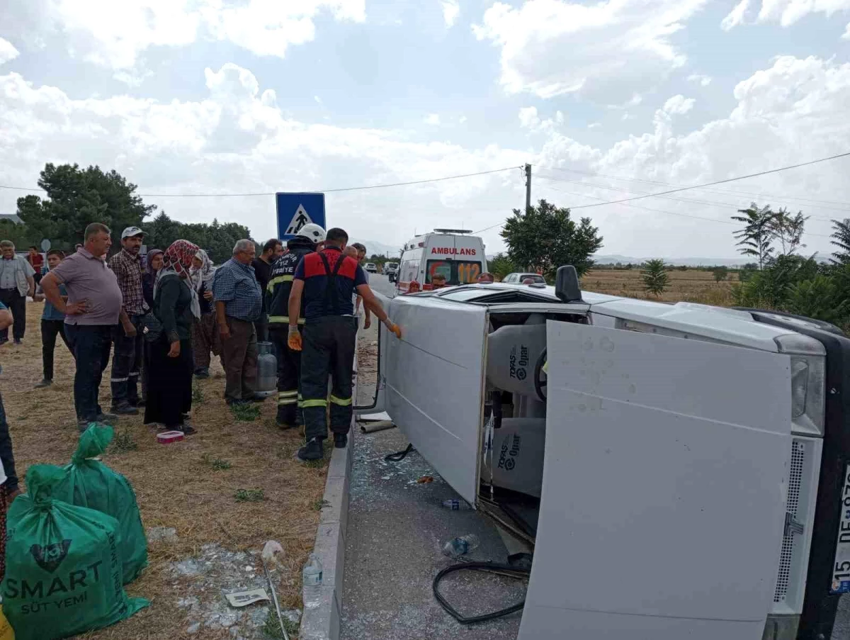 Burdur Fethiye Yolunda Otomobil Devrildi, 3 Kişi Yaralandı