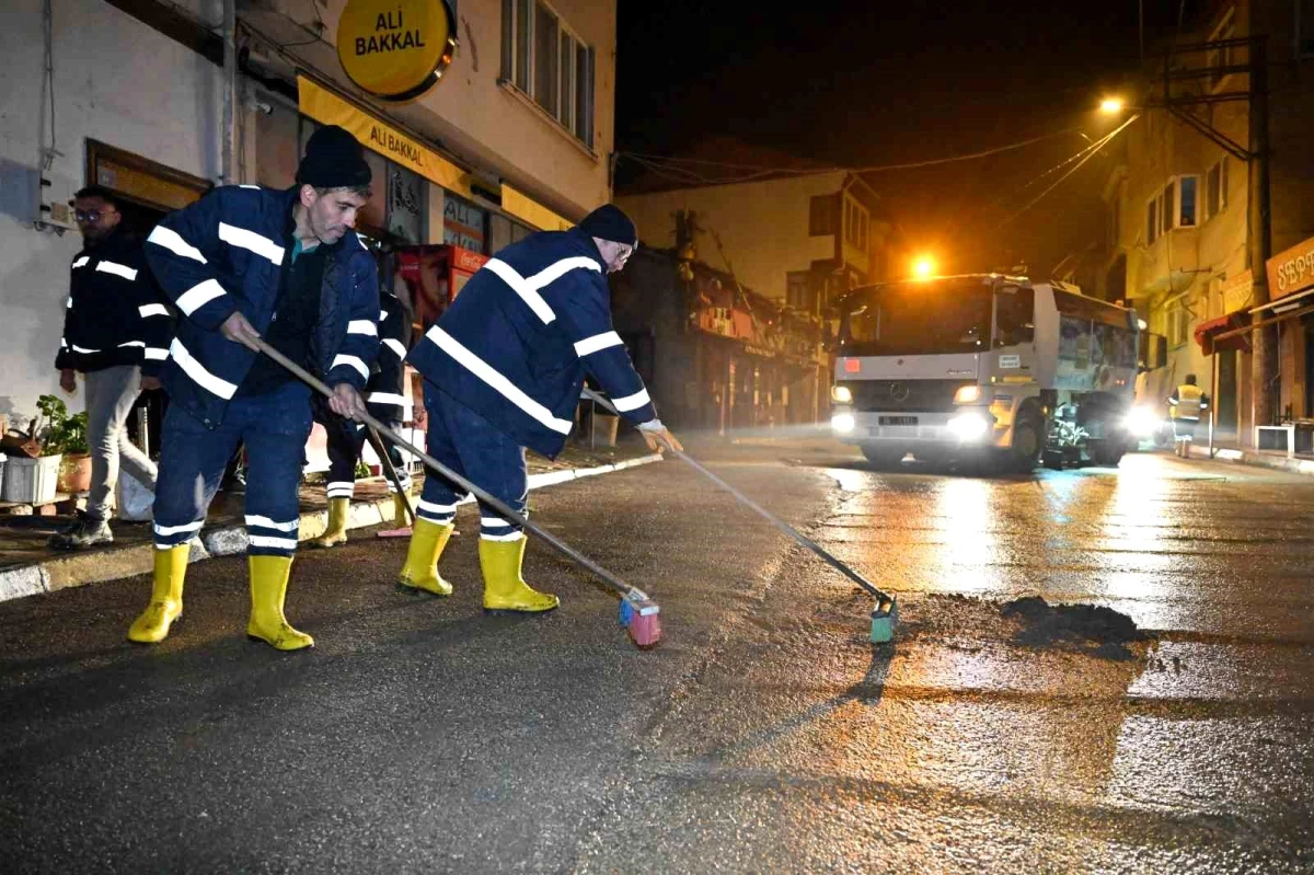 Bursa Büyükşehir Belediye Başkanı Alinur Aktaş, Mudanya'da sel felaketinin yaralarını yerinde inceledi