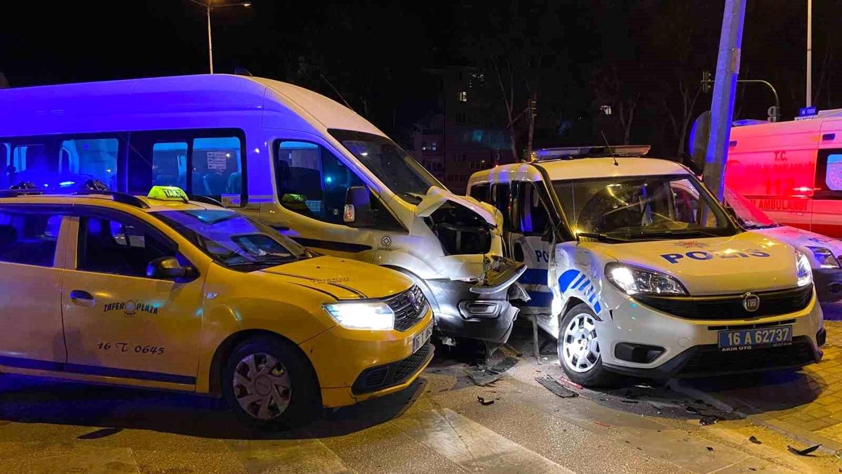 Bursa'da 3 aracın karıştığı kazada 3'ü polis 6 kişi yaralandı