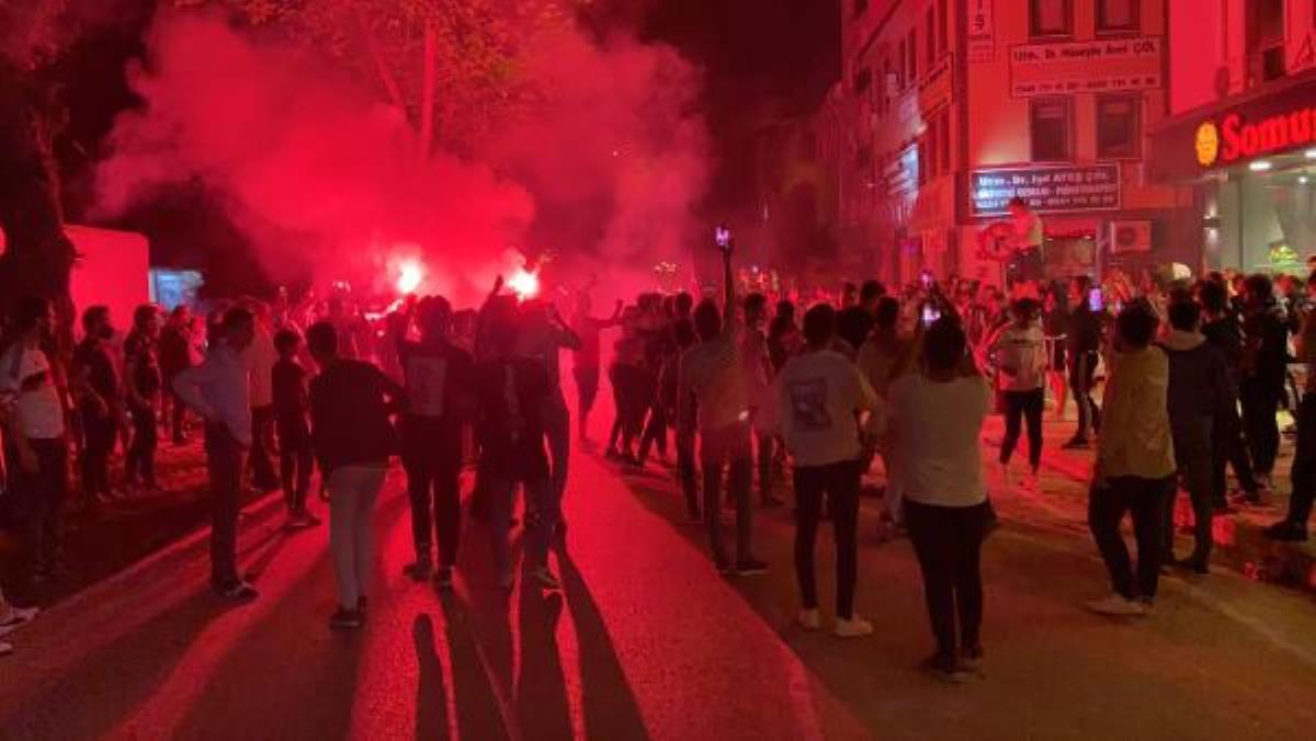 Bursa'da, Beşiktaşlı taraftar sokağa döküldü