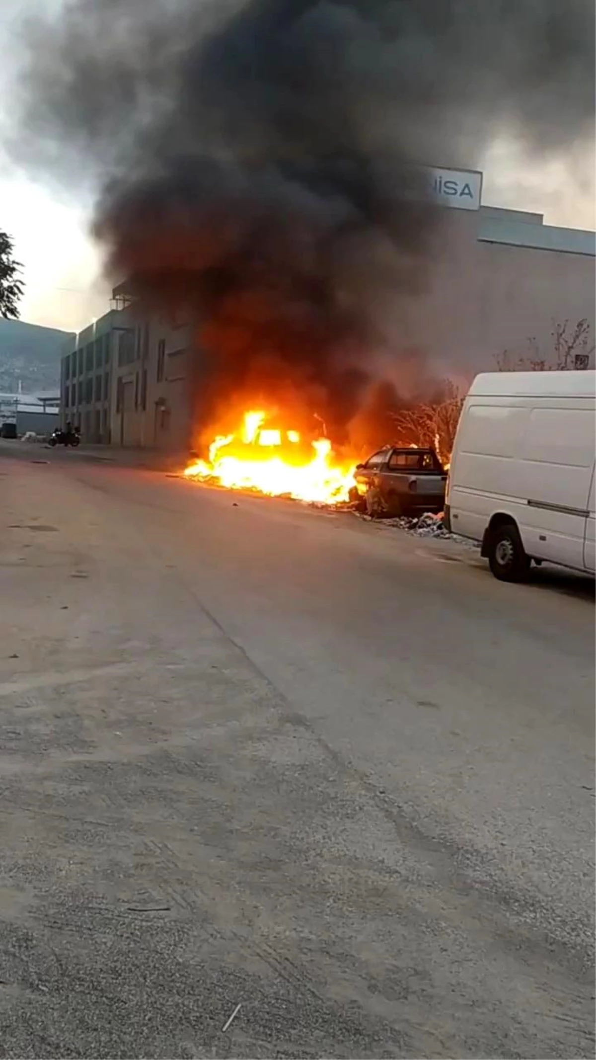 Bursa'da çocuklar park halindeki araçları ateşe verdi