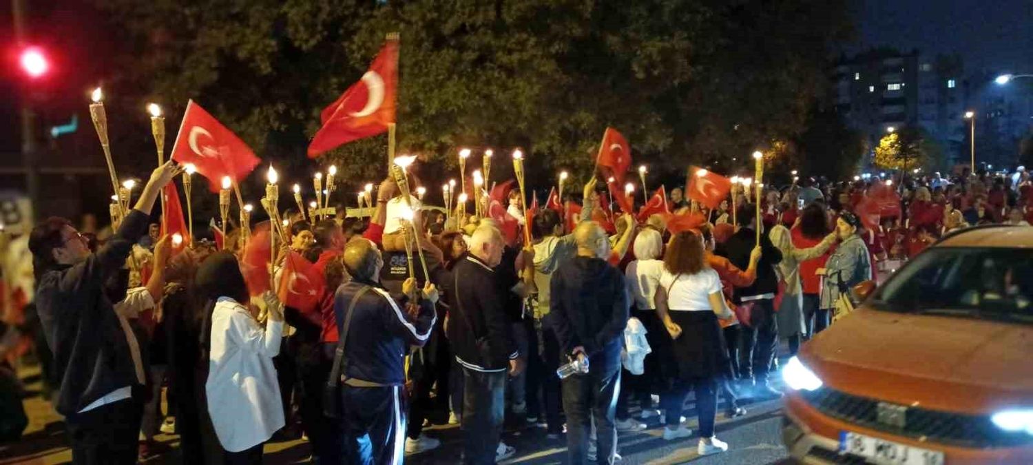 Bursa'da Cumhuriyet'in 100. yılında vatandaşlar yürüdü