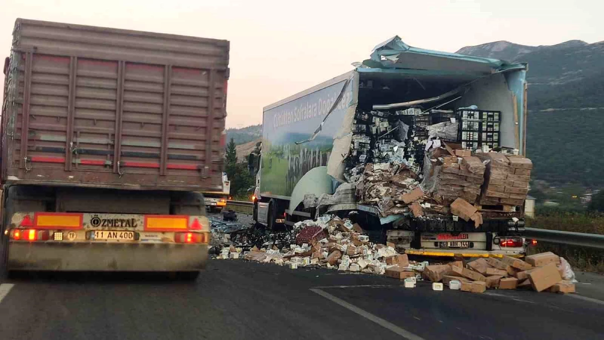 Bursa'da Emniyet Şeridindeki Tıra Arkadan Gelen Tır Çarptı: 2 Şoför Hayatını Kaybetti