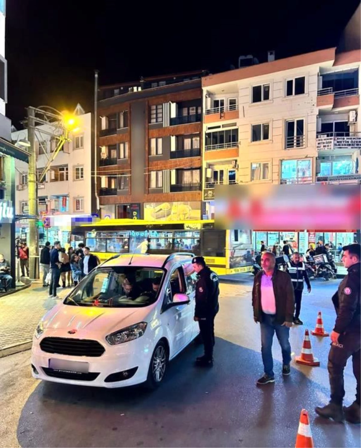 Bursa'da Huzur Uygulaması: 11 Kişi Yakalandı, Uyuşturucu ve Tabanca Ele Geçirildi