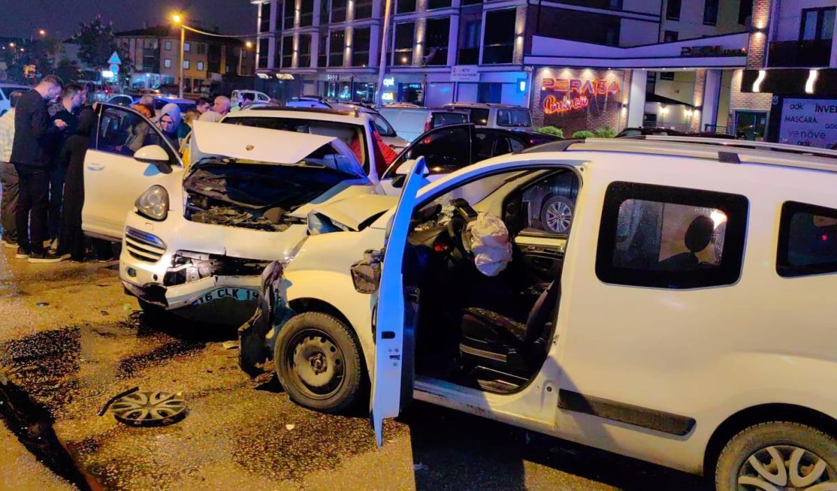 Bursa'da iki aracın kafa kafaya çarpıştığı feci kaza kamerada: 2 yaralı