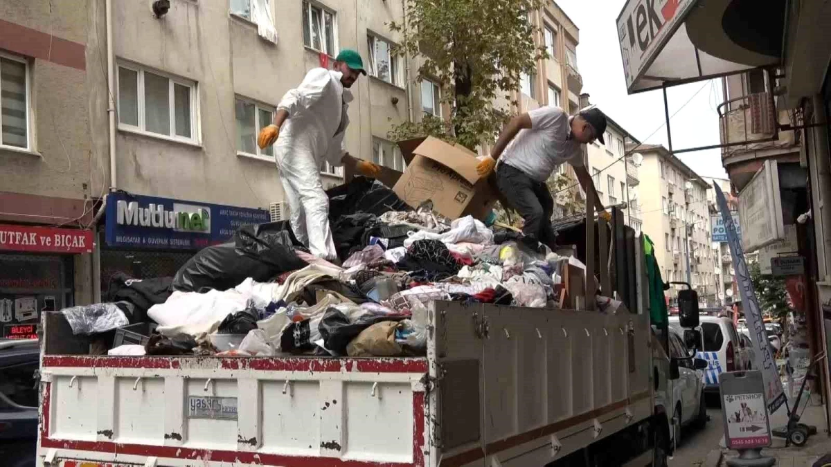 Bursa'da Kadının Evinden Kamyon Kamyon Çöp Çıktı