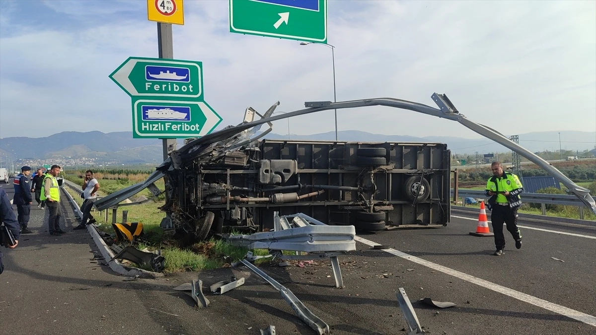 Bursa'da kamyonet bariyere çarptı: Sürücü yaralandı