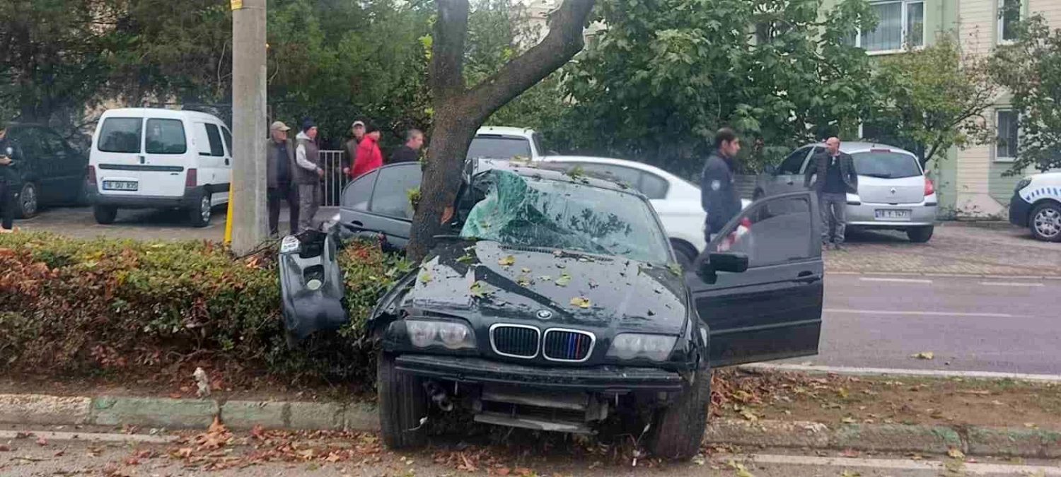 Bursa'da Kontrolden Çıkan Otomobilde Kaza: 2 Yaralı