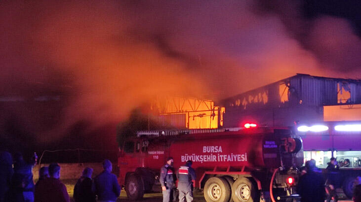 Bursa'da korkutan fabrika yangını! Alevler gökyüzünü aydınlattı