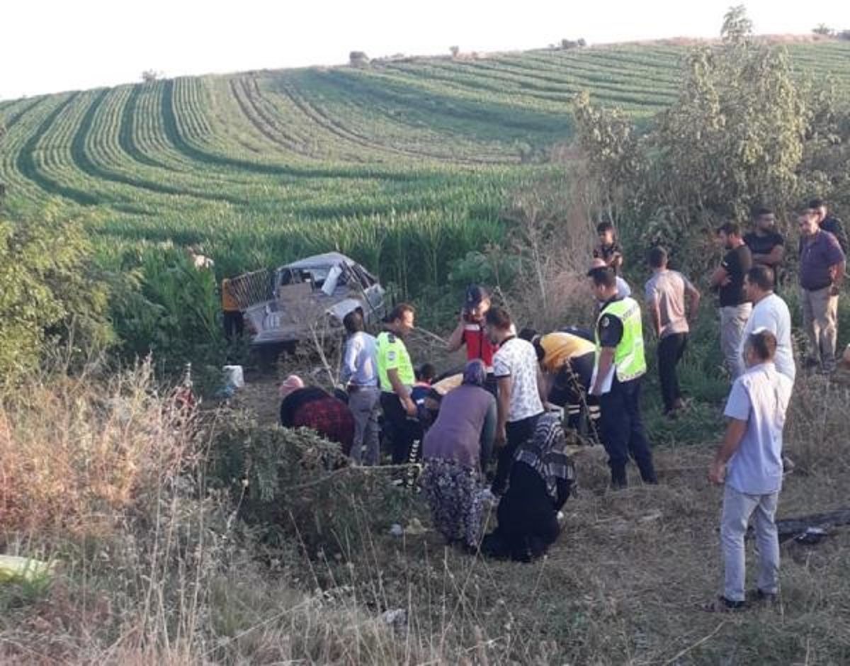 Bursa'da mevsimlik işçileri taşıyan kamyonetin tarlaya girmesi sonucu 3 kişi öldü, 11 kişi yaralandı