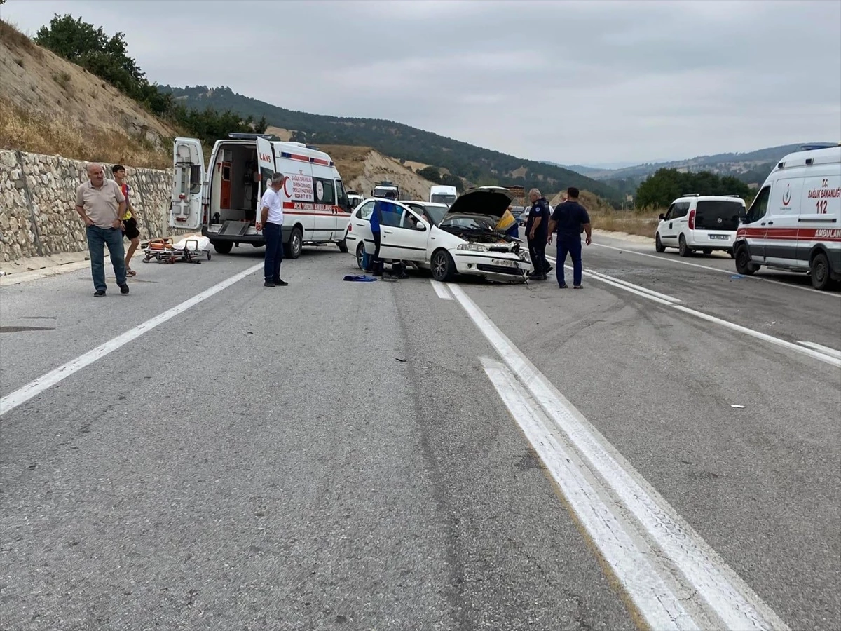 Bursa'da Otomobil Çarpışması: 4 Kişi Yaralandı