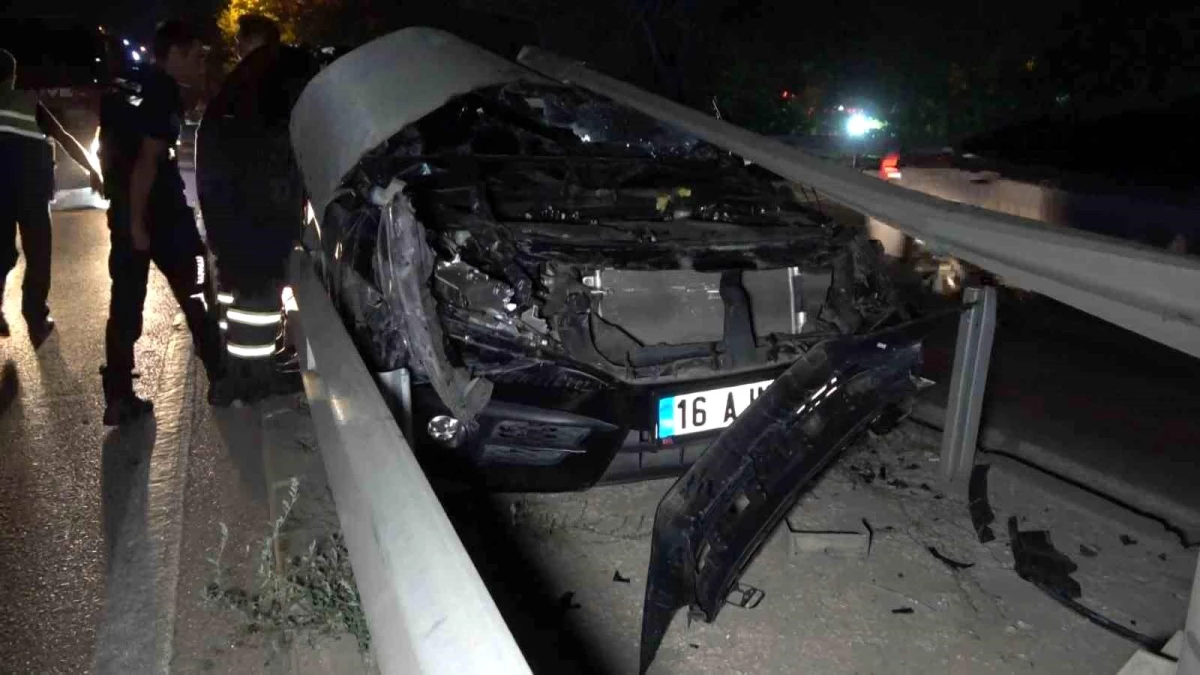 Bursa'da otomobiliyle orta refüje çarpan sürücü kaçtı