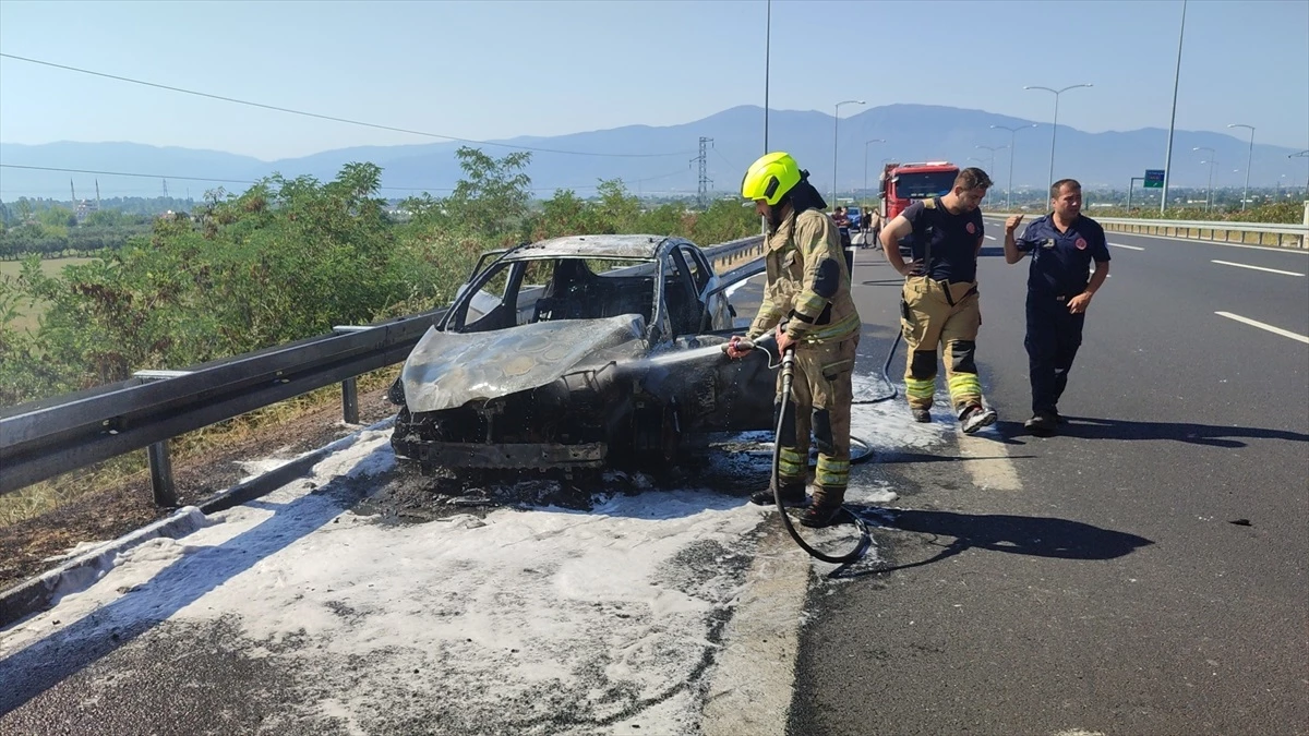 Bursa'da Otoyolda Otomobil Yangını