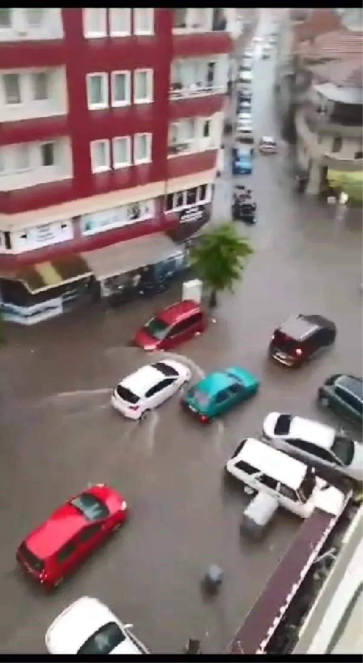 Bursa'da sağanak yağış ve fırtına hayatı olumsuz etkiledi