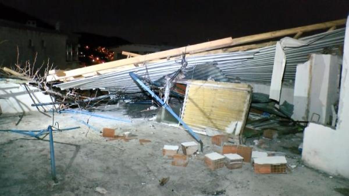 Bursa'da şiddetli lodos nedeniyle bir evin çatısı uçtu