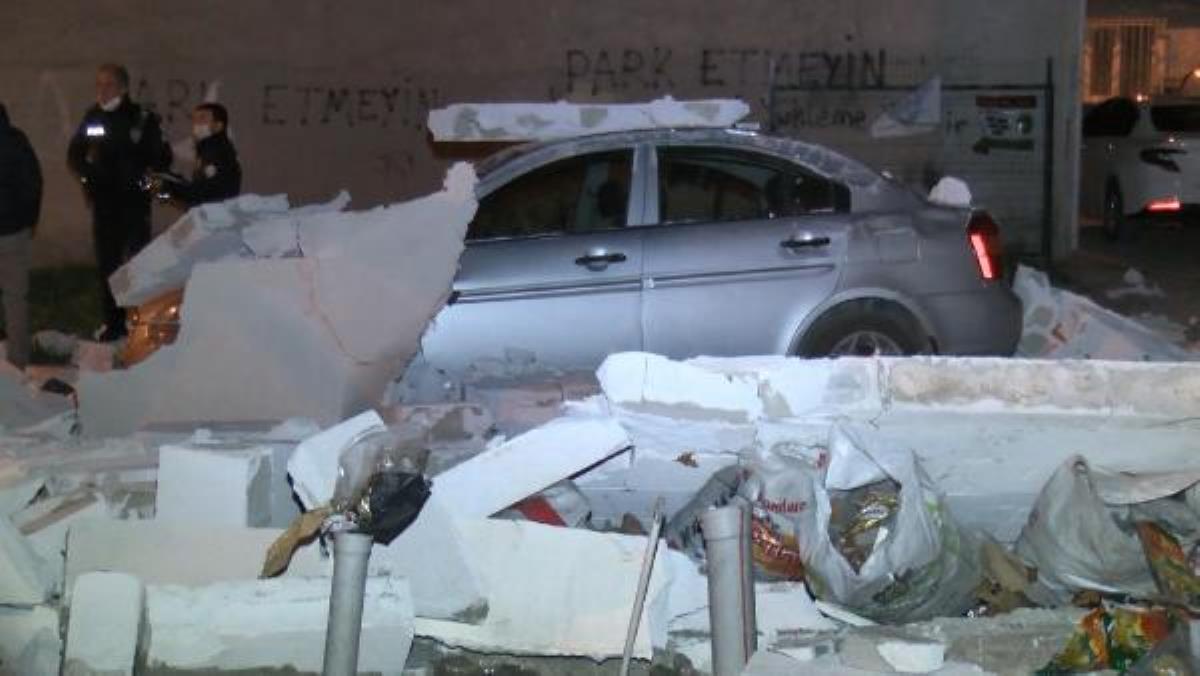 Bursa'da şiddetli rüzgar nedeniyle duvar, otomobilin üzerine yıkıldı