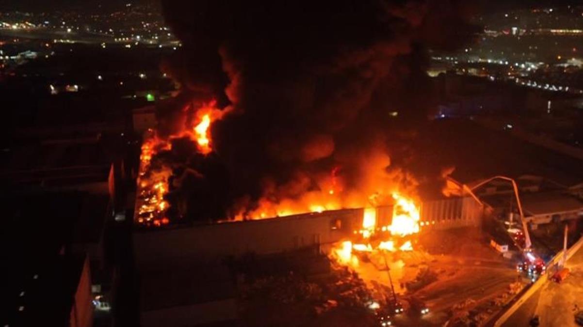 Bursa'da tekstil fabrikasında büyük yangın! Ekipler alevlerle mücadelesi sürüyor