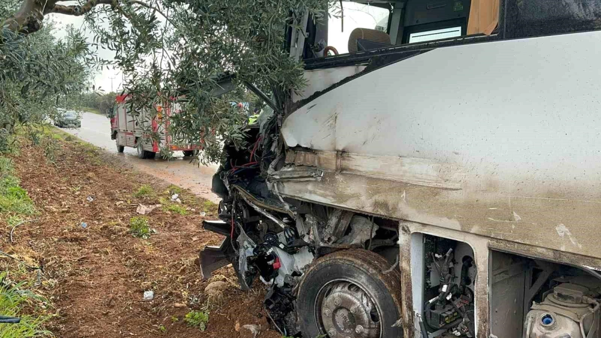 Bursa'da tır ile servis minibüsü çarpıştı: 5 yaralı