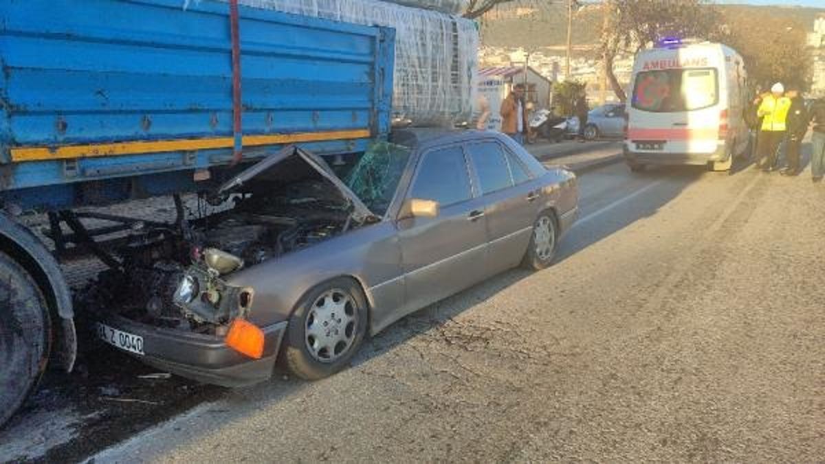 Bursa'da TIR'a arkadan çarpan otomobildeki sürücü yaralandı
