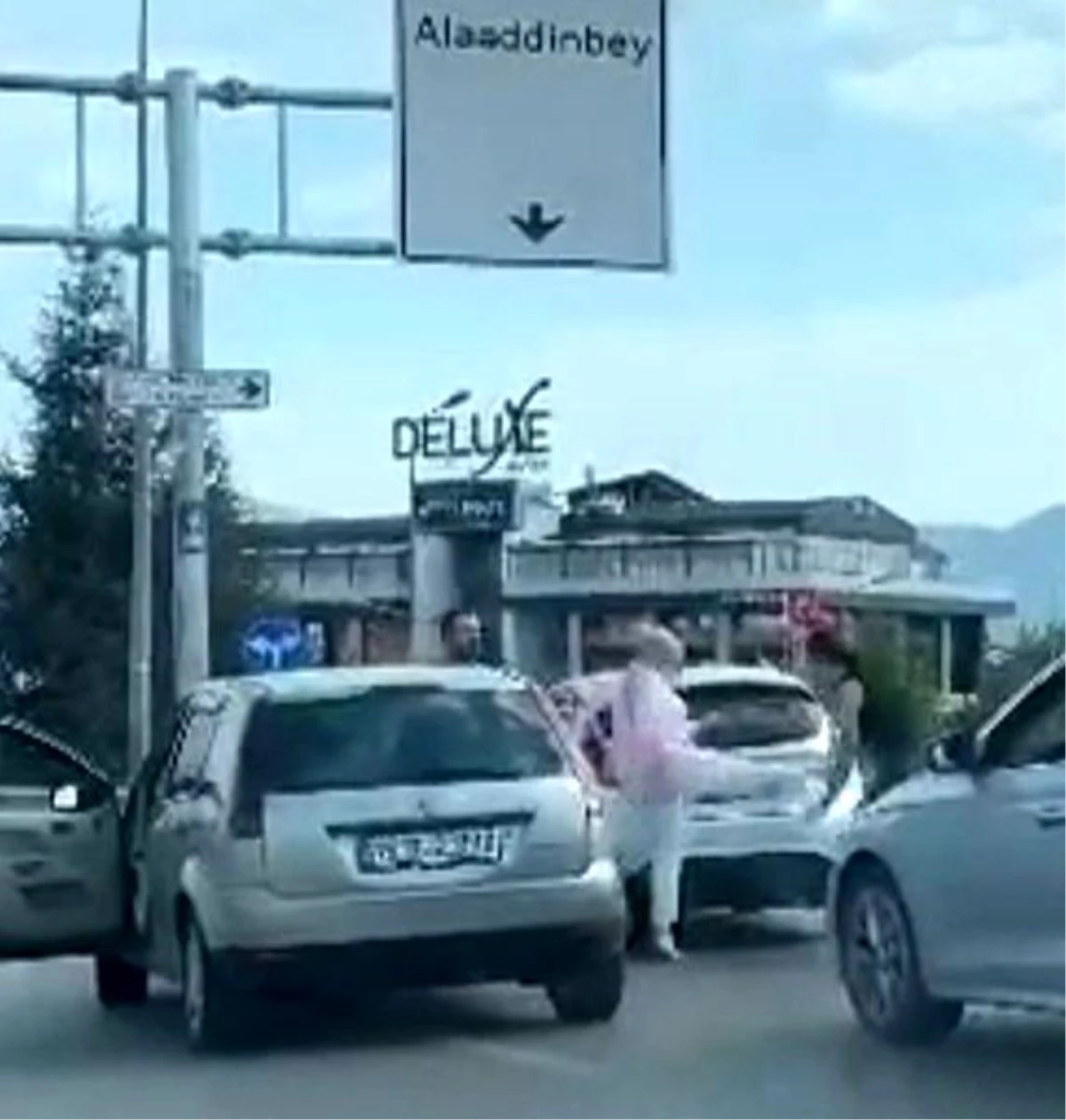 Bursa'da trafikte tartışan kadın sürücüler tekme tokat birbirlerine girdi