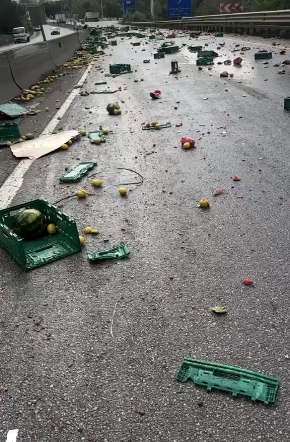 Bursa'da vinç ile kamyon çarpıştı, binlerce kasa meyve ve sebze yola döküldü