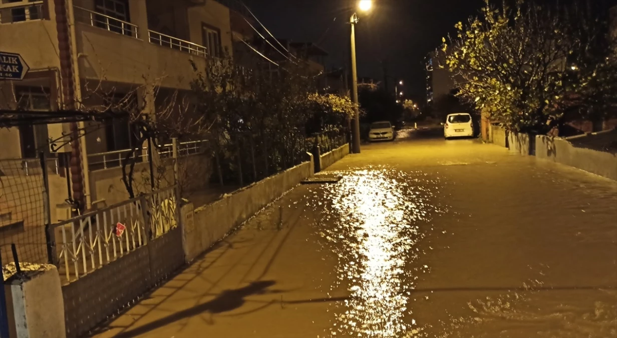 Çanakkale'de akşam saatlerinde bastıran yağmur sonrası bazı mahalleleri su bastı