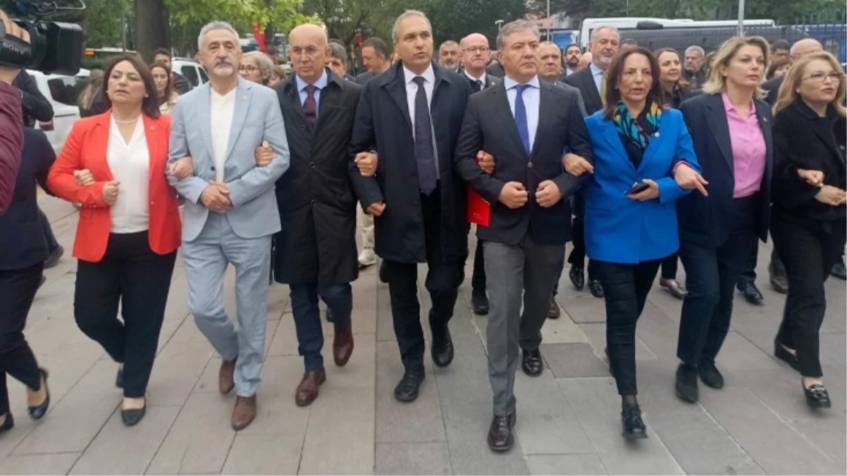 CHP yeni müfredat taslağını protesto için Milli Eğitim Bakanlığı'na yürüdü