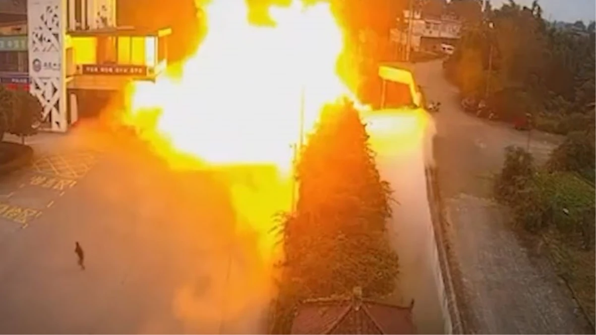 Çin'de yakıt tankeri bomba gibi patladı! 2 işçinin yanarak öldüğü anlar kamerada