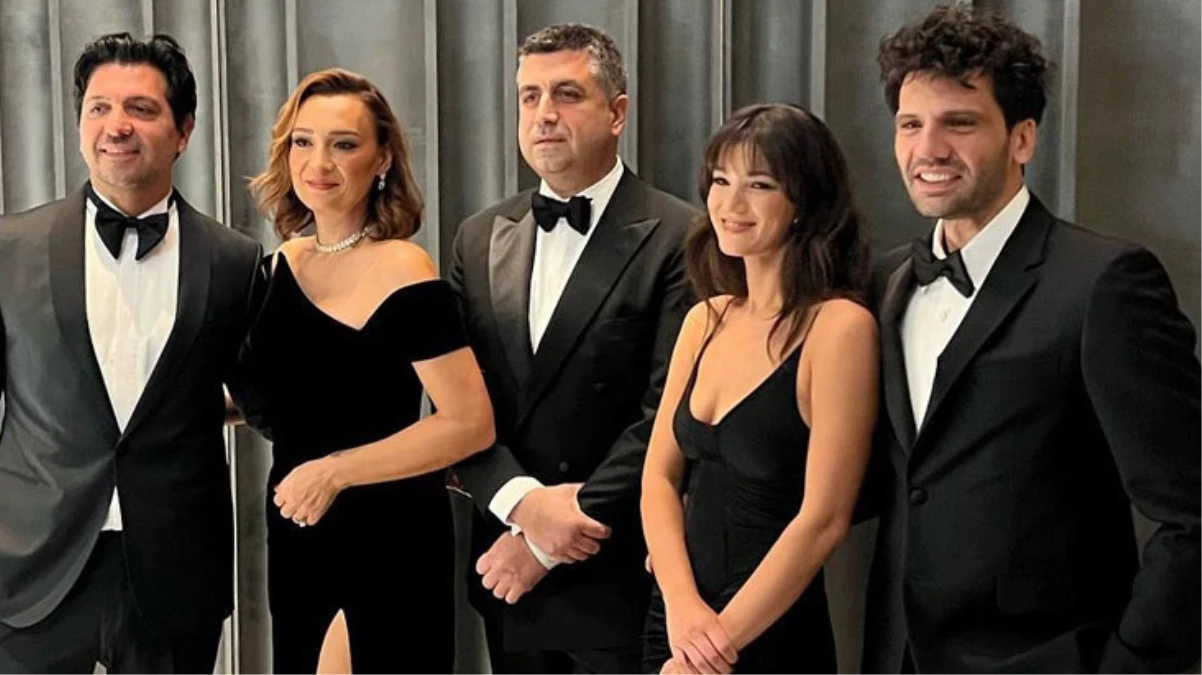 Dizisi Emmy ödülü kazanan Kaan Urgancıoğlu, törendeki dağınık saçlarıyla alay konusu oldu