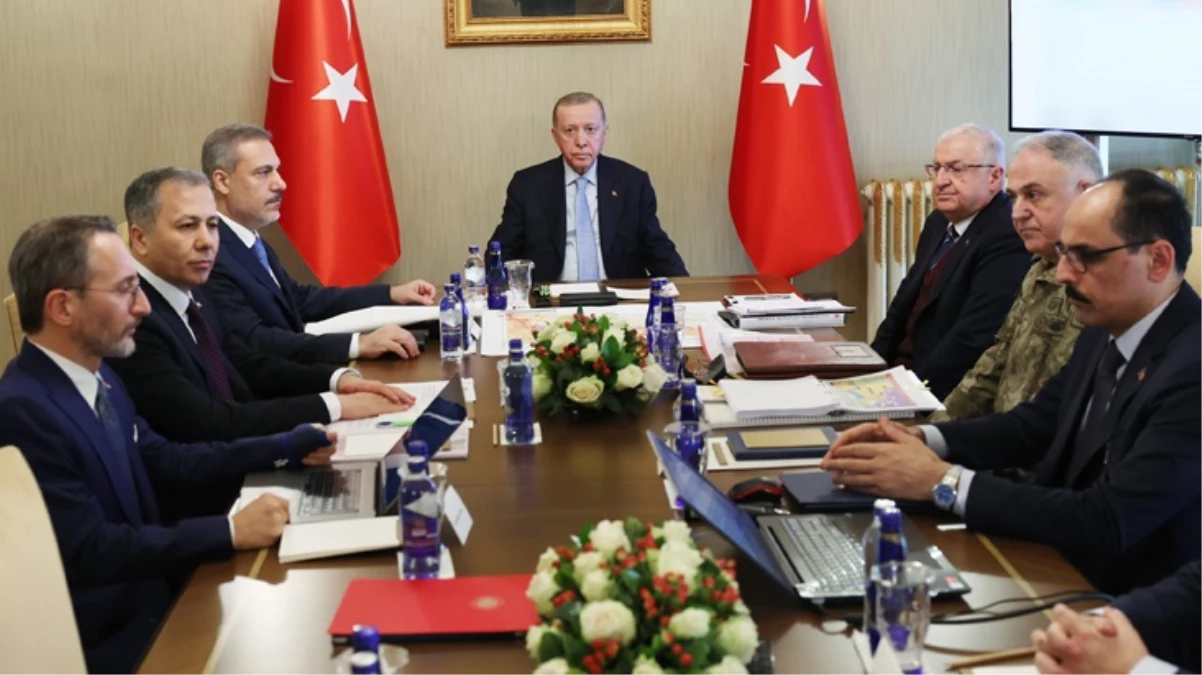 Dolmabahçe'de Cumhurbaşkanı Erdoğan başkanlığında güvenlik zirvesi: Sınırlarımızda 'teröristan' kurulmasına izin vermeyeceğiz