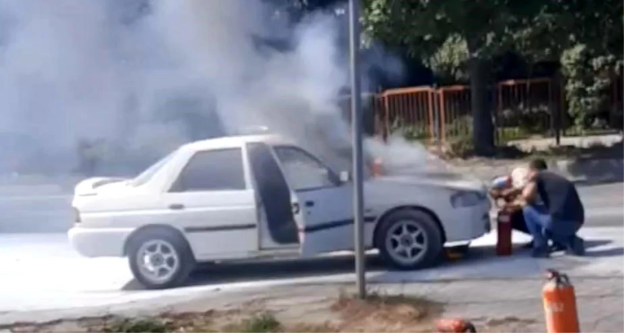 Eskişehir'de seyir halindeki otomobil motorunda çıkan yangın vatandaşlar tarafından söndürüldü