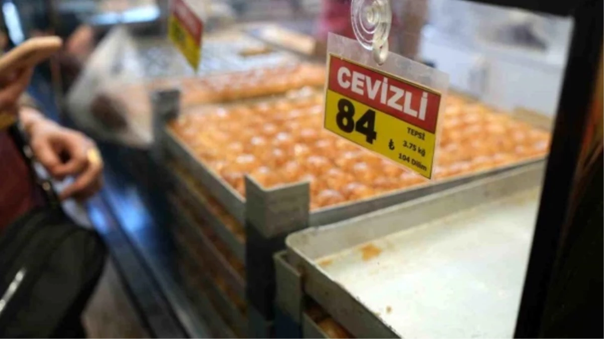 Fiyatı duyan sıraya girdi! İstanbul'da bayram öncesi ucuz baklava kuyruğu