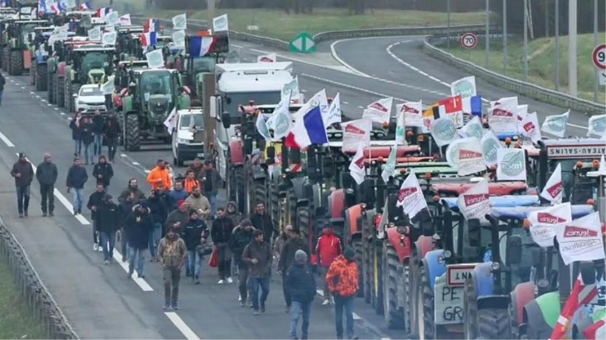 Fransız çiftçiler tarım politikasını protesto etmek için Paris'i kuşattı