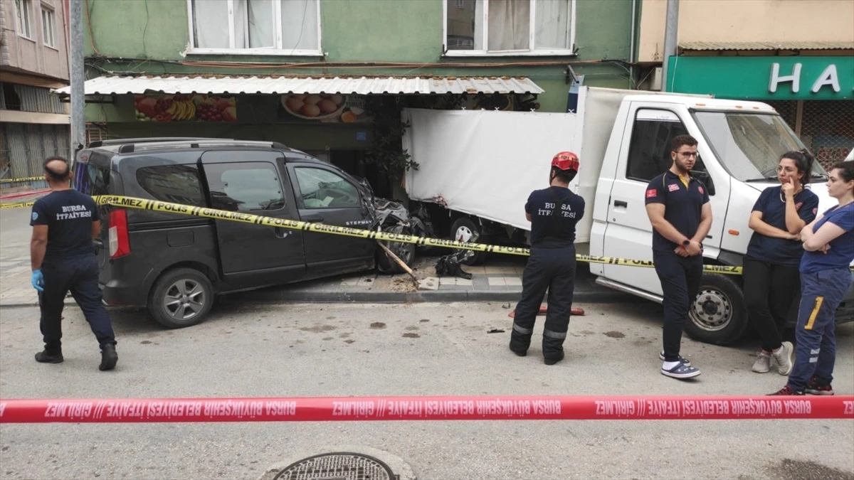 Gemlik'te kaza: Kaldırımda yürüyen kişi kamyonetle sıkışarak hayatını kaybetti