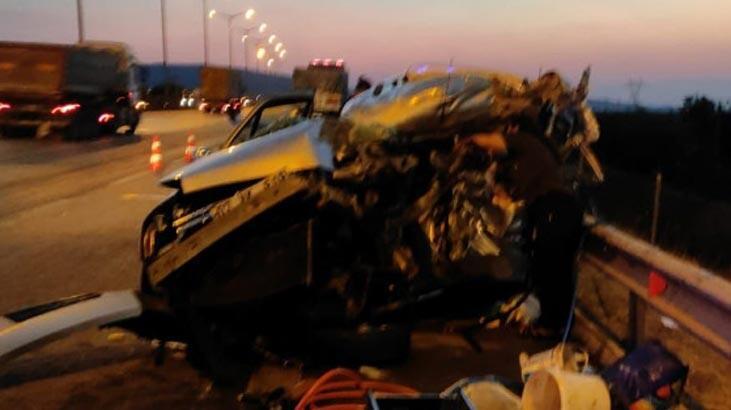 Hafif ticari araç TIR'a çarptı: 2 ölü, 5 yaralı