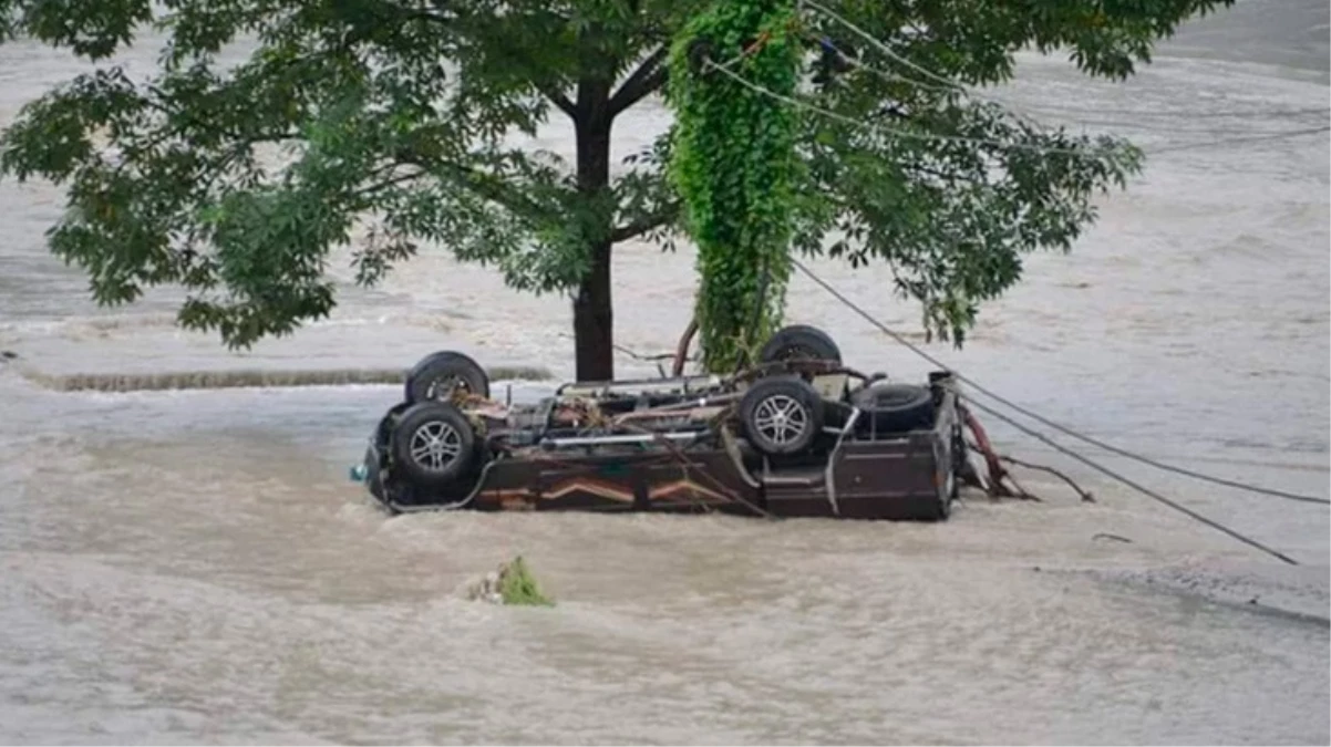 Hindistan'da sel felaketi! 14 kişi can verdi, onlarca insan kayıp
