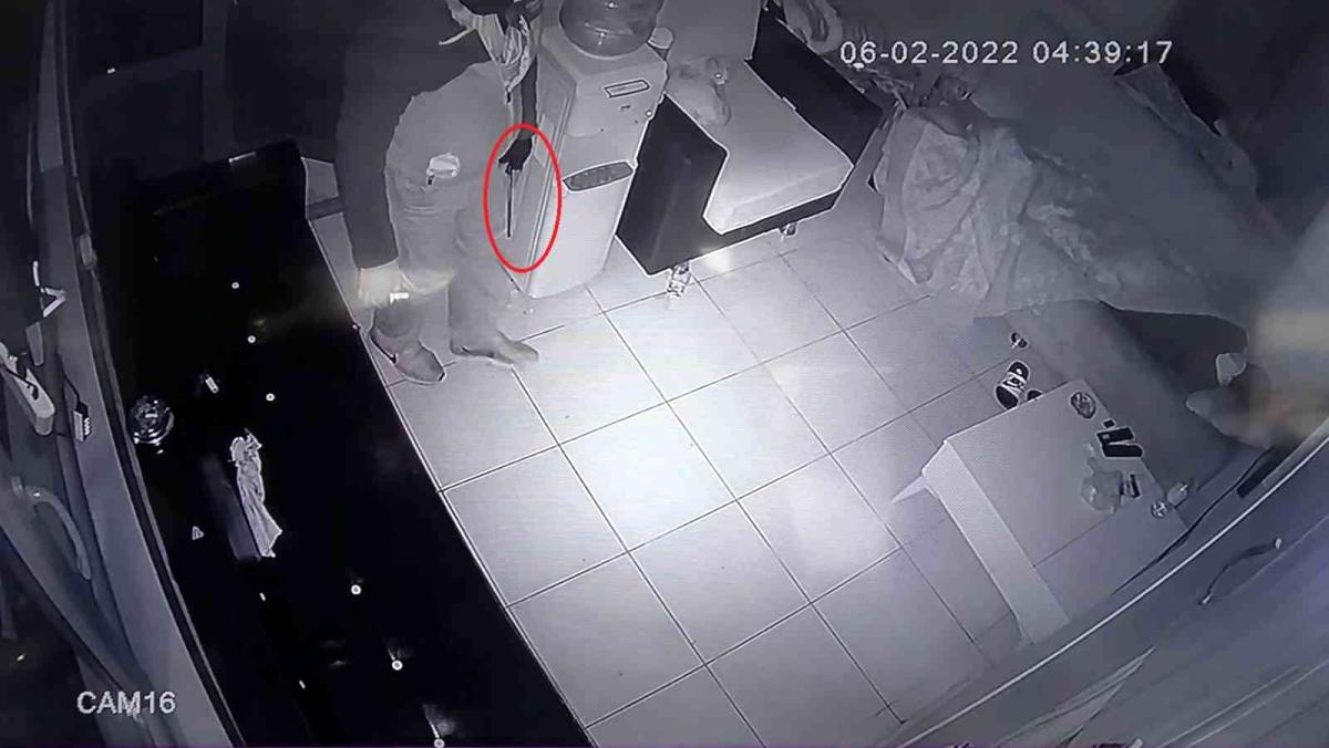 Hırsızın cesareti şaşırttı: İş yeri görevlisi uyanınca kaçtı