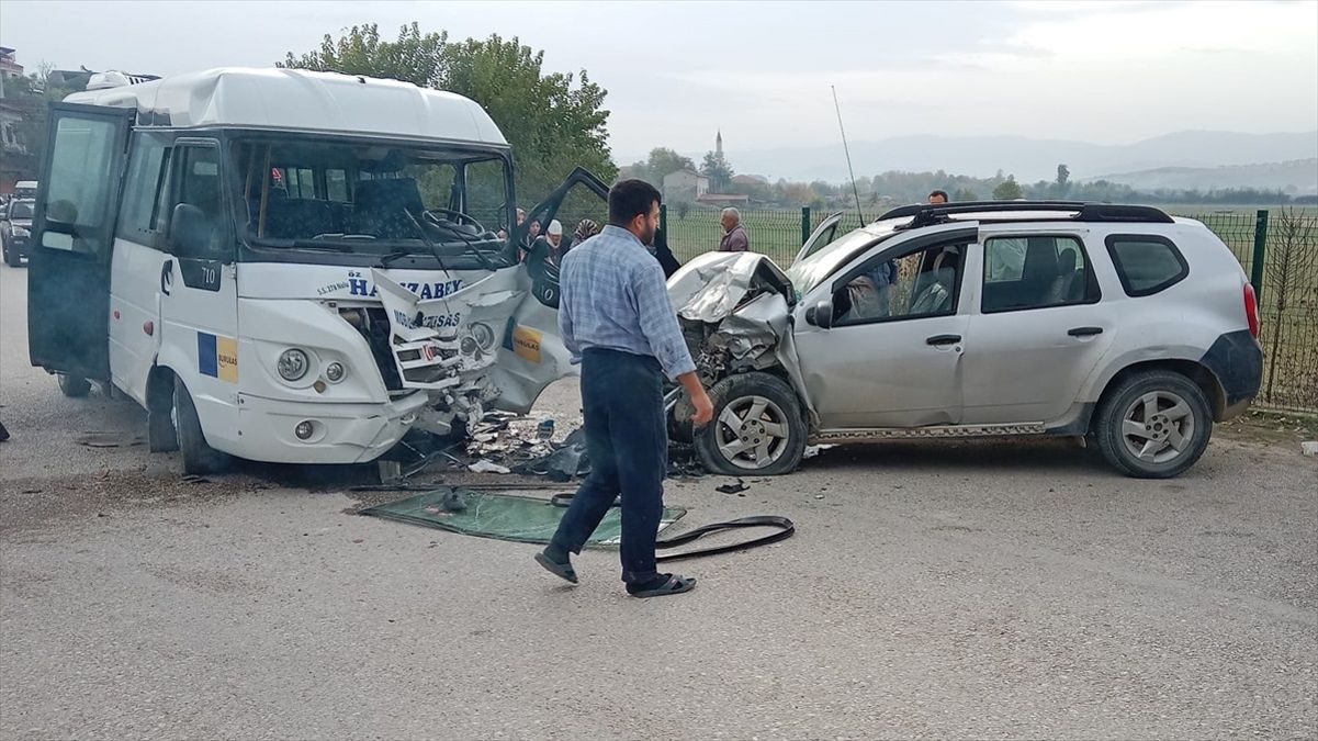İnegöl'de kaza: 11 kişi yaralandı