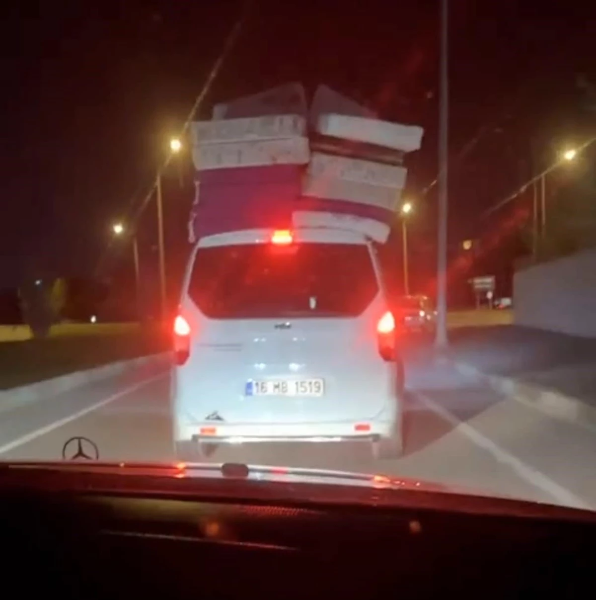 İnegöl'de tehlikeli yolculuk: Aracın üzerinde yatak taşıyan sürücü