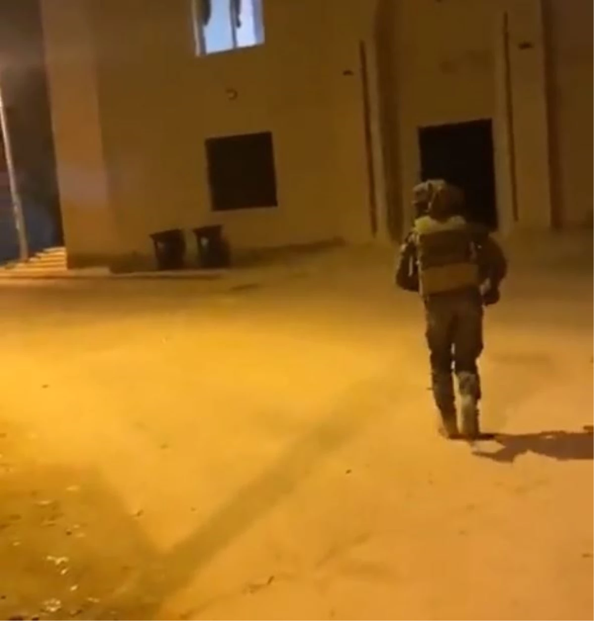 İsrail askerleri Batı Şeria'da bir camiye ezan okunduğu sırada ses bombası attı