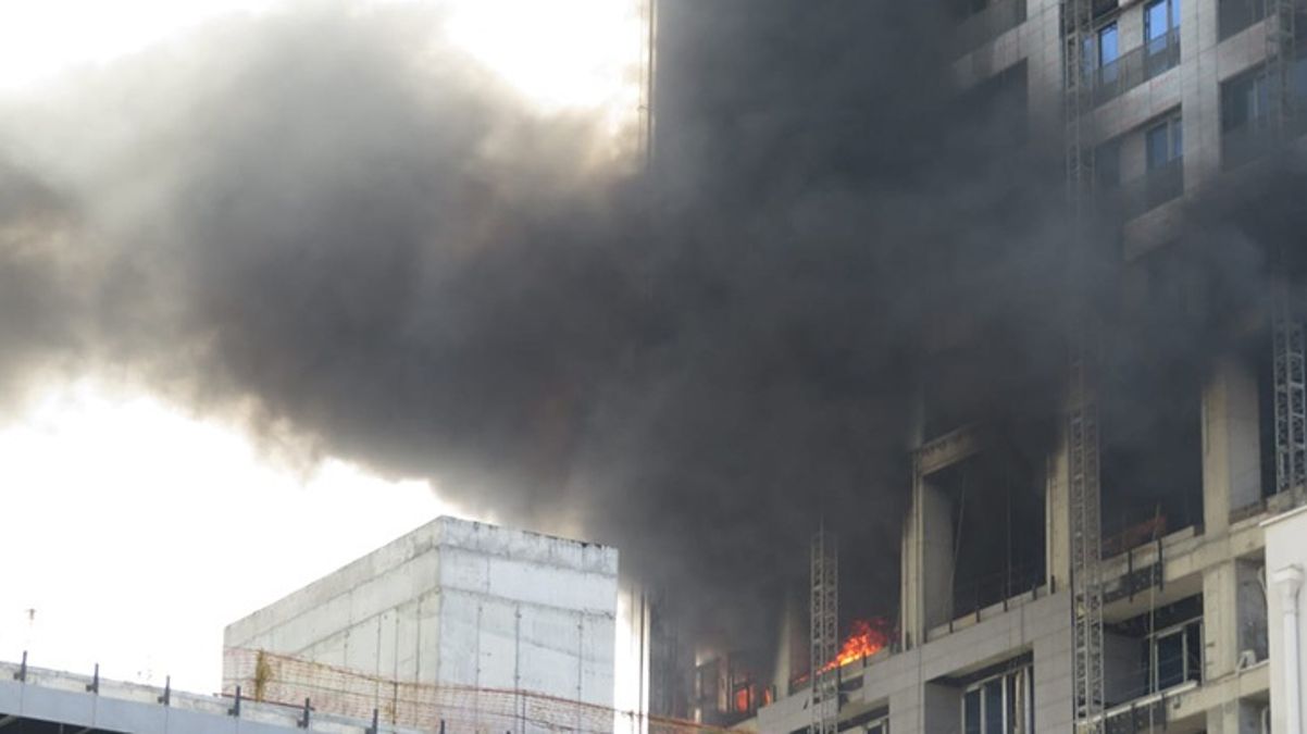 İstanbul'da korkutan yangın! İnşaat halindeki rezidans alevlere teslim