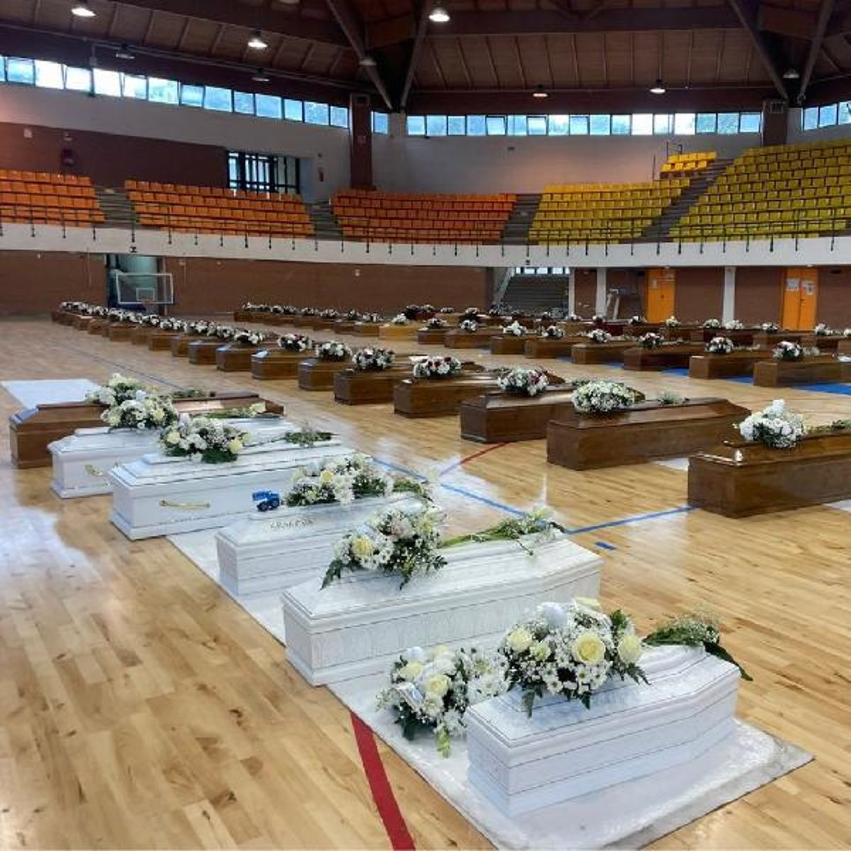 İtalya'da göçmenlerin tabutlarıyla dolan spor salonu, cenaze salonuna dönüştü